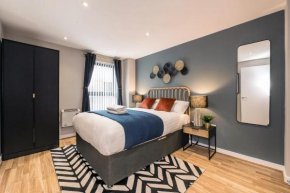 Ultra-Modern 2-Bedroom Apt sleeps 8 - with Parking
